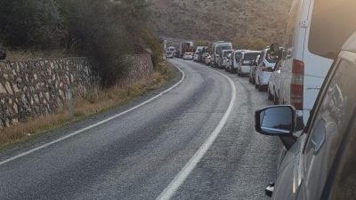 Adıyaman-Çelikhan karayolunda yol yapım çalışmalarından dolayı yapılan kontrollü patlatmalar yoğun