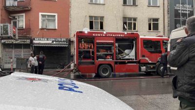 Konya’da 3 katlı bir binanın birinci katında çıkan yangın paniğe