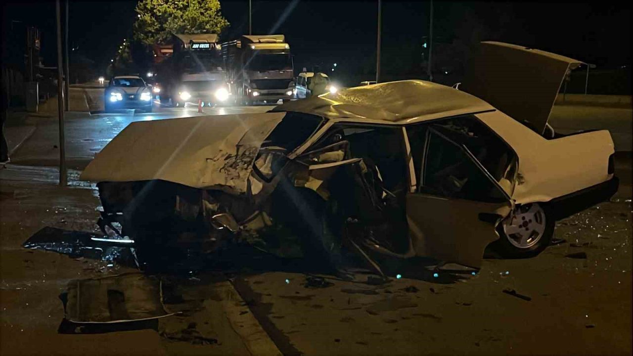 Konya’da 2 otomobilin çarpışması sonucu meydana gelen kazada 5 kişi