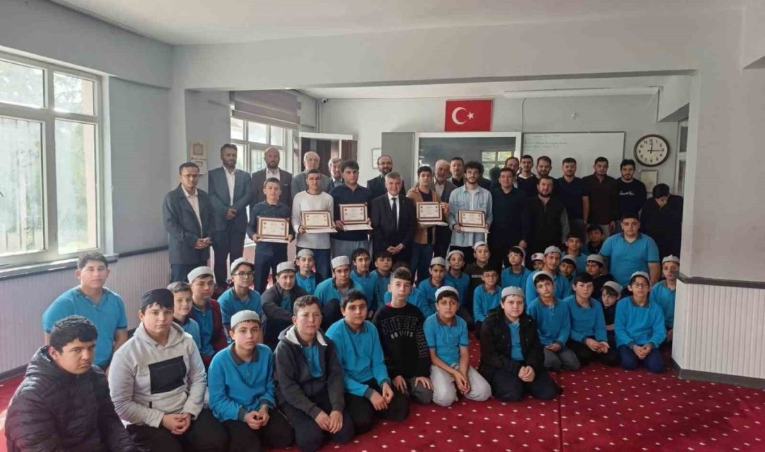 Korkuteli Müftülüğü Merkez Erkek Kur’an Kursu’nda, hafızlık eğitimini başarıyla tamamlayan