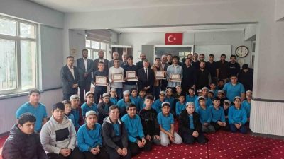Korkuteli Müftülüğü Merkez Erkek Kur’an Kursu’nda, hafızlık eğitimini başarıyla tamamlayan