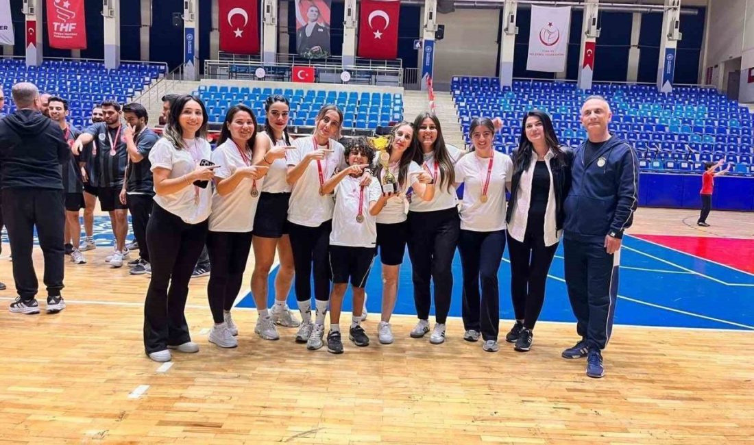 Aydın’da düzenlenen Kamu Spor Oyunları Kadın Futsal Müsabakaları’nda mücadele eden