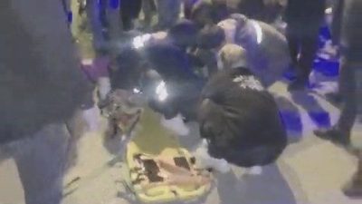 Elazığ’ın Kovancılar ilçesinde yolun karşısına geçmek isteyen genç, kamyonun çarpması