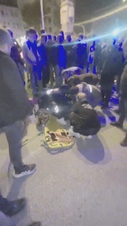 Elazığ’ın Kovancılar ilçesinde yolun karşısına geçmek isteyen genç, kamyonun çarpması