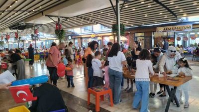 Muğla’nın Köyceğiz ilçesinde çocuklar 29 Ekim Cumhuriyet Bayramı kutlamaları kapsamında