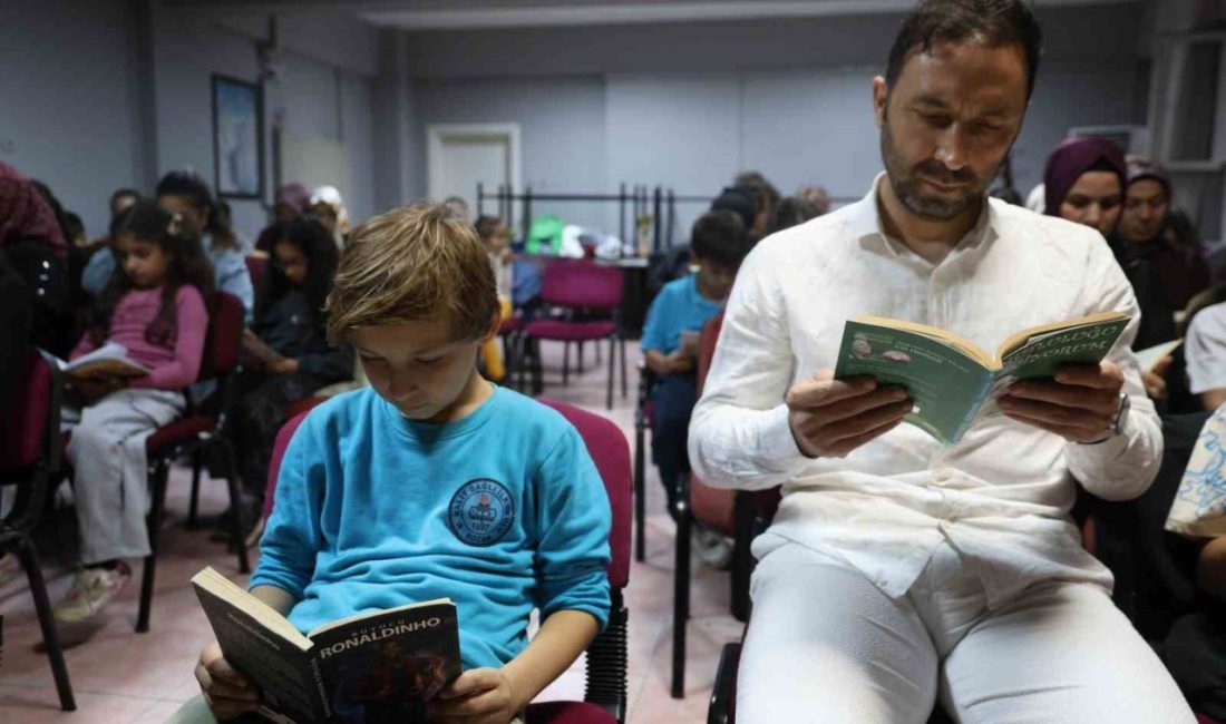 Adana’nın Kozan ilçesinde sınıf öğretmeni Emel Ünlü, öğrencileri ve velileriyle