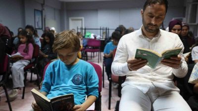 Adana’nın Kozan ilçesinde sınıf öğretmeni Emel Ünlü, öğrencileri ve velileriyle