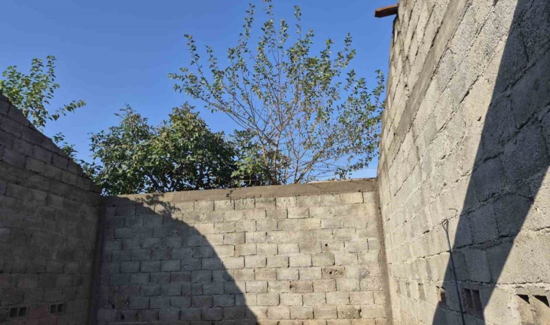Adana’nın Kozan ilçesinde etkili olan sağanak ve fırtına nedeniyle bir