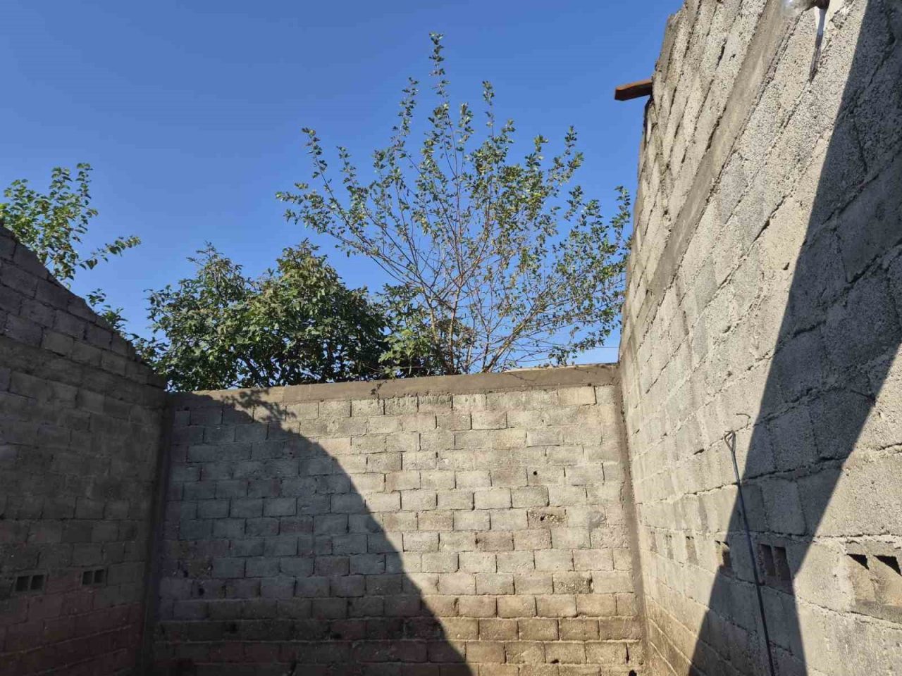 Adana’nın Kozan ilçesinde etkili olan sağanak ve fırtına nedeniyle bir