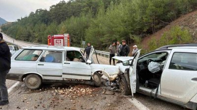 Adana’nın Kozan ilçesinde iki otomobilin çarpıştığı kazada ağır yaralanan sürücü