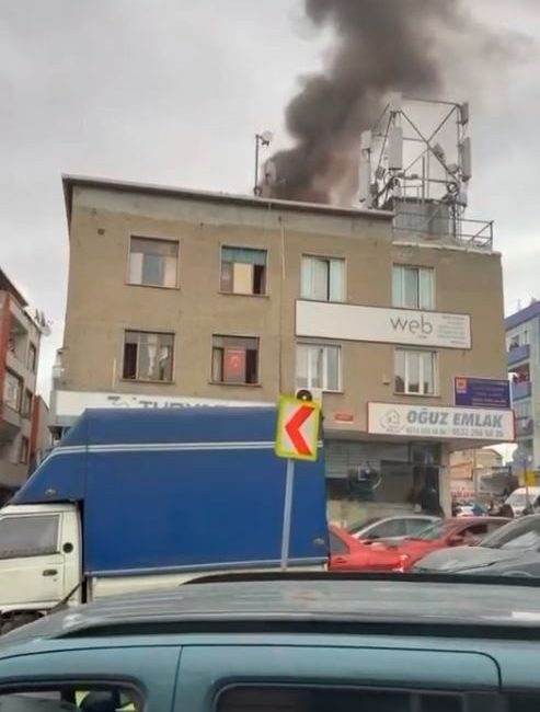 Küçükçekmece’de, iki katlı binanın çatısında çıkan yangın paniğe neden oldu.