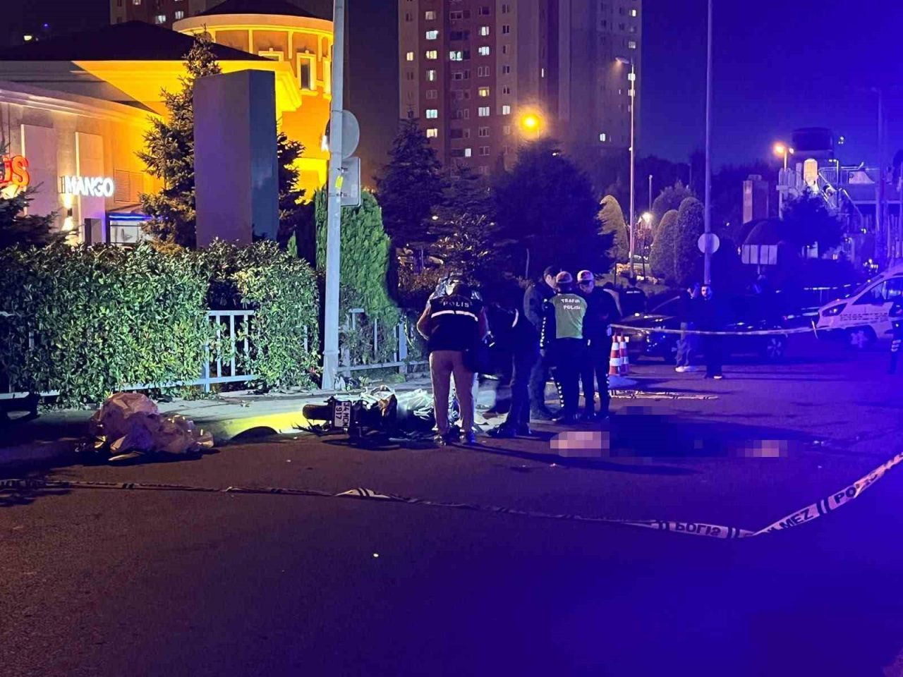 İstanbul Küçükçekmece’de motosikletin otomobille çarpıştığı kazada motosiklet sürücüsü hayatını kaybederken,