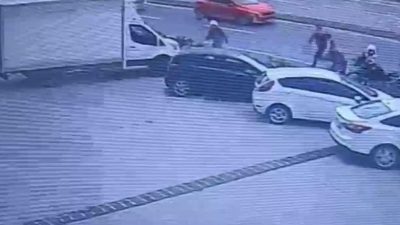 İstanbul’un Küçükçekmece ilçesinde denetim sırasında polis ekiplerinden kaçan şahıslar yaşanan