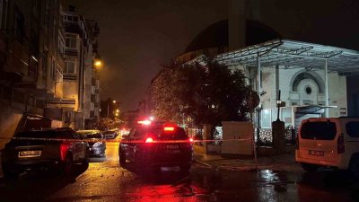 İstanbul Küçükçekmece’de sağanak yağış ve rüzgarın ardından cami minaresindeki kurşun