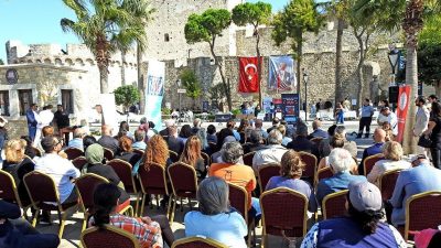 Türkiye Kültür Yolu Festivali’nin Çeşme’deki açılışı, Çeşme Kalesi önünde gerçekleştirildi.