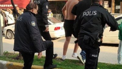 Aydın’ın Kuşadası ilçesinde elinde bıçaklarla cadde üzerinde koşan ve iddiaya