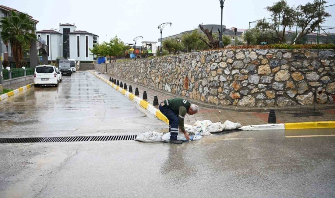 Kuşadası’nda gün boyu etkili olan yağışın ardından belediye ekipleri, tıkanan
