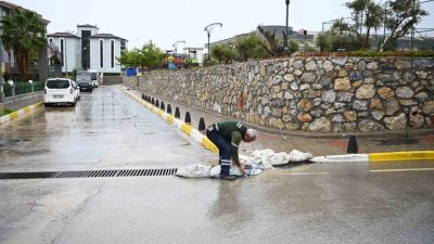 Kuşadası’nda gün boyu etkili olan yağışın ardından belediye ekipleri, tıkanan