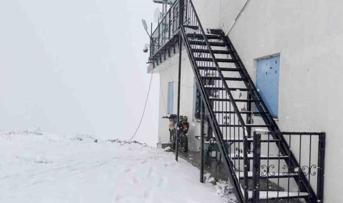 Kütahya’nın Gediz ilçesinde bulunan Akdağ Yaylası’na mevsimin ilk karı yağdı.