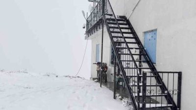 Kütahya’nın Gediz ilçesinde bulunan Akdağ Yaylası’na mevsimin ilk karı yağdı.