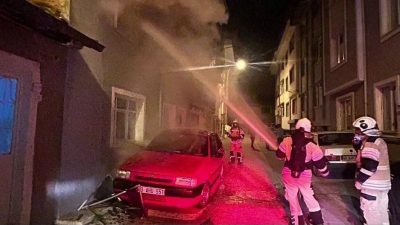 Kütahya’da 3 katlı binada çıkan yangında yaralanan şahıs, kaldırıldığı hastanede