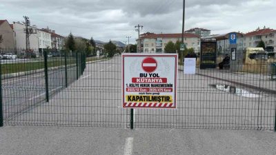 Kütahya’da yoğun araç trafiğinin bulunduğu Yunusemre Caddesi üzerindeki yol, mahkeme