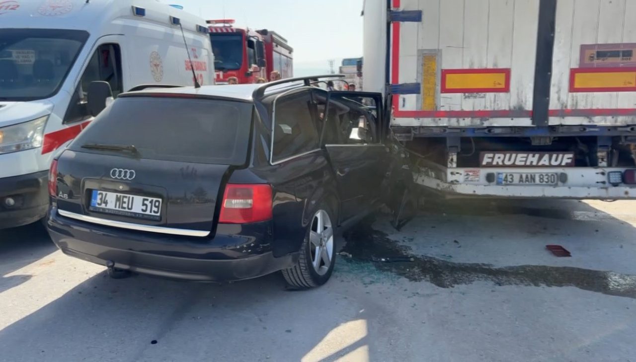 Kütahya’da seyir halindeki otomobilin park halindeki tırın dorsesine çarpması sonucu