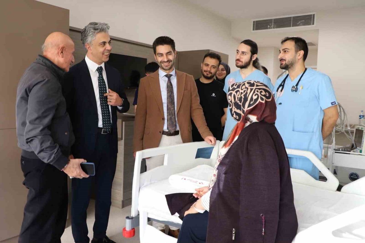 Erzincan’da yatarak tedavi gören hastalara geçmiş olsun dilekleri iletilerek sağlık