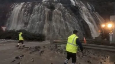 İstanbul’da sabah saatlerinden bu yana etkisini sürdüren kuvvetli sağanak yağışta