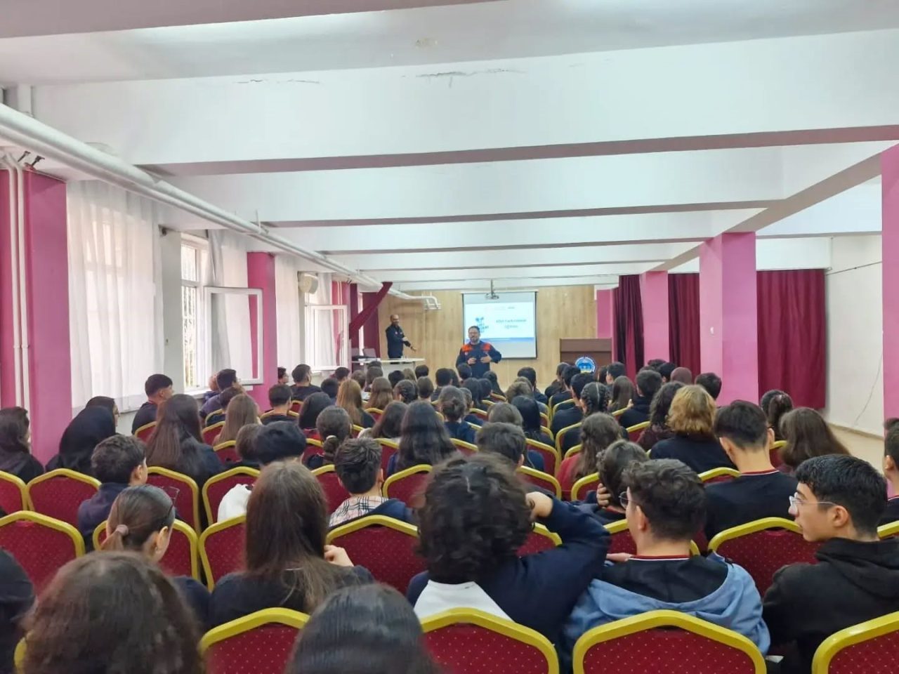 Aydın’ın Efeler ilçesindeki Adnan Menderes Anadolu Lisesi’nde öğrencilere yönelik afet