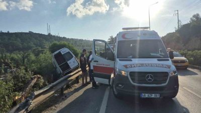Muğla’nın Bodrum ilçesinde makas atarak ilerleyen otomobilin çarptığı minibüs, karşı