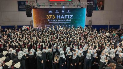 Malatya’da düzenlenen Hafızlık İcazet Merasimi’nde, Kur’an-ı Kerim’i hıfzederek hafızlık eğitimini