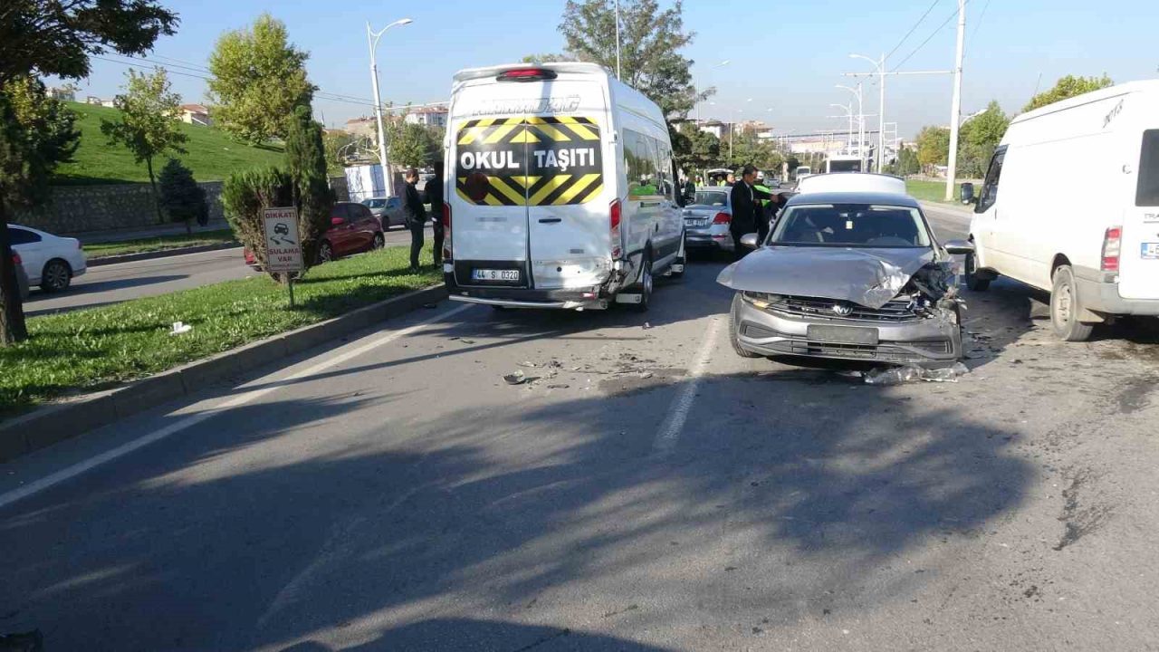 Malatya’da 6 aracın karıştığı zincirleme trafik kazasında 3 kişi yaralandı.