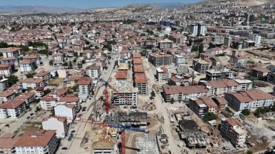 Malatya’da 6 Şubat depremlerinin ardından ağır hasarlı binaların yıkımı ve
