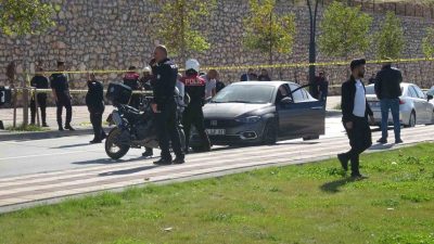 Malatya’da eşini bıçaklayarak öldürdükten sonra polis ekiplerince sıkıştırıldığı araçta intihara
