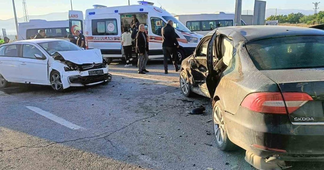Malatya’nın Akçadağ ilçesinde otomobillerin çarpıştığı kazada 1’i ağır 6 kişi