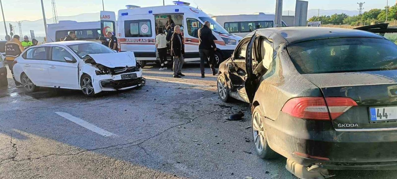Malatya’nın Akçadağ ilçesinde otomobillerin çarpıştığı kazada 1’i ağır 6 kişi
