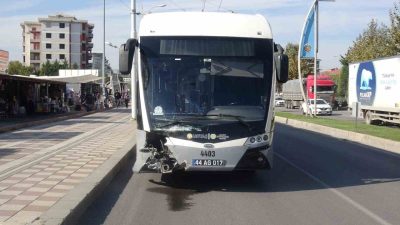Malatya’da trambüs ile otomobilin çarpıştığı kazada 5 kişi yaralandı. Kaza,