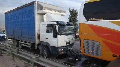 Malatya’da yolcu otobüsü ile nakliye kamyonunun çarpıştığı kazada yaralanan olmazken,