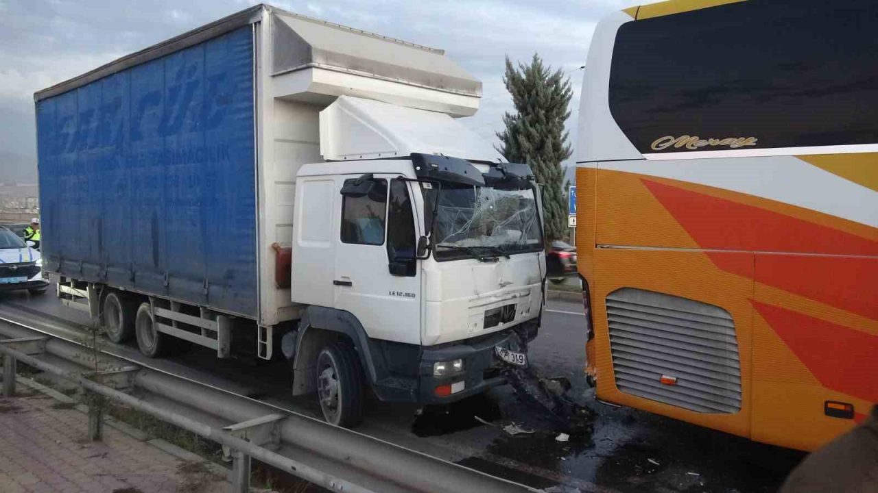 Malatya’da yolcu otobüsü ile nakliye kamyonunun çarpıştığı kazada yaralanan olmazken,