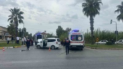 Antalya’nın Manavgat ilçesinde iki otomobilin çarpışması sonucu meydana gelen trafik