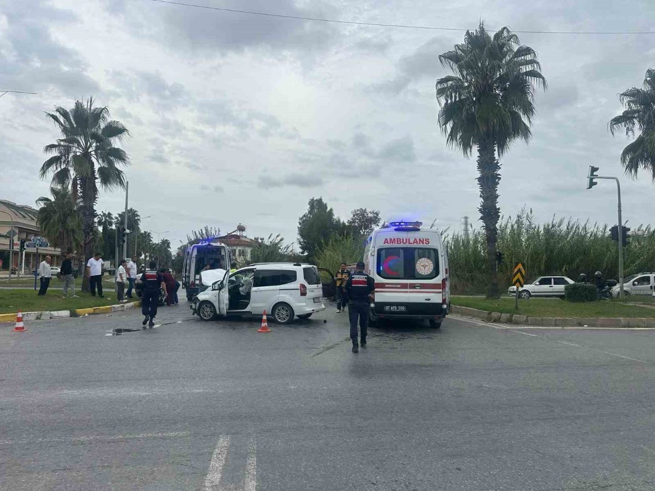 Antalya’nın Manavgat ilçesinde iki otomobilin çarpışması sonucu meydana gelen trafik