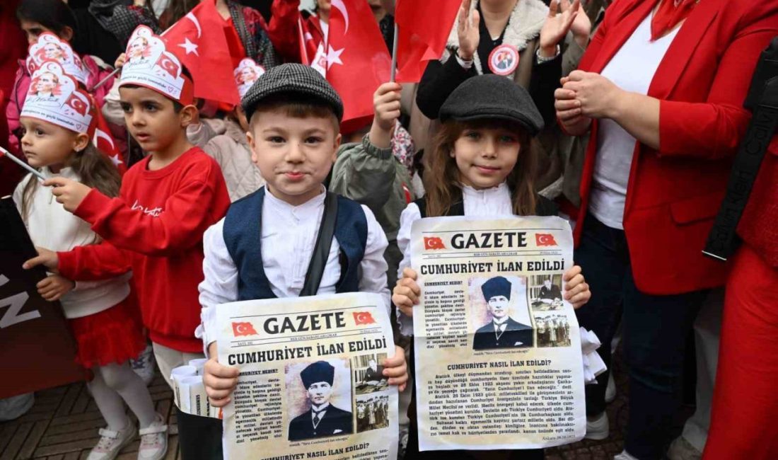 Manisa’da 29 Ekim Cumhuriyet Bayramı etkinlikleri kapsamında çocuklar, tren garında