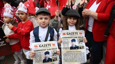 Manisa’da 29 Ekim Cumhuriyet Bayramı etkinlikleri kapsamında çocuklar, tren garında