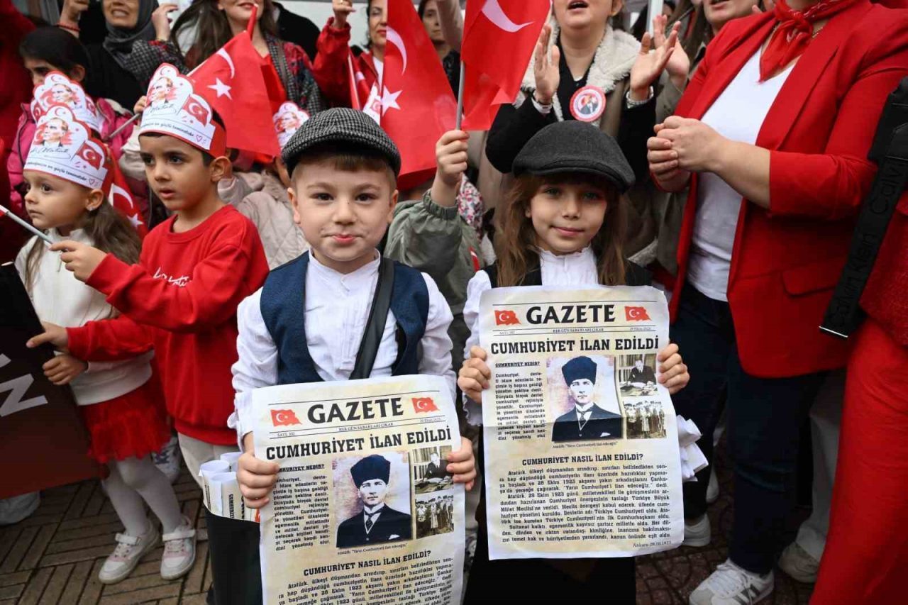 Manisa’da 29 Ekim Cumhuriyet Bayramı etkinlikleri kapsamında çocuklar, tren garında