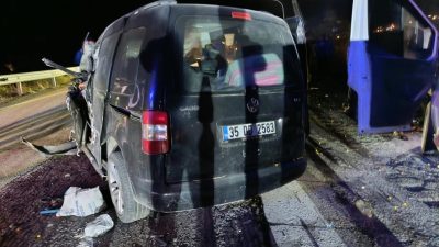 Manisa’nın Kula ilçesinde hafif ticari otomobil, transit ve kamyonetin karıştığı