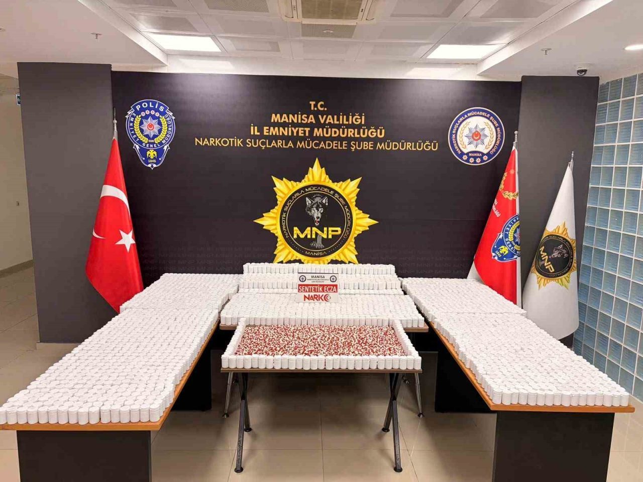 Manisa’da polis ekiplerince düzenlenen operasyonda bir araçta 225 bin 960