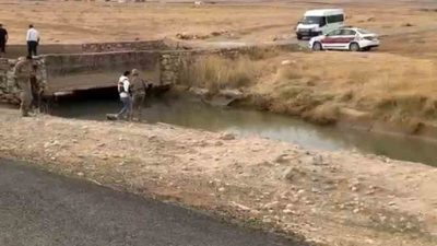 Mardin’in Nusaybin ilçesinde otomobilin yol kenarındaki su kanalına düşmesi sonucu