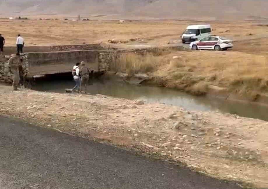 Mardin’in Nusaybin ilçesinde otomobilin yol kenarındaki su kanalına düşmesi sonucu