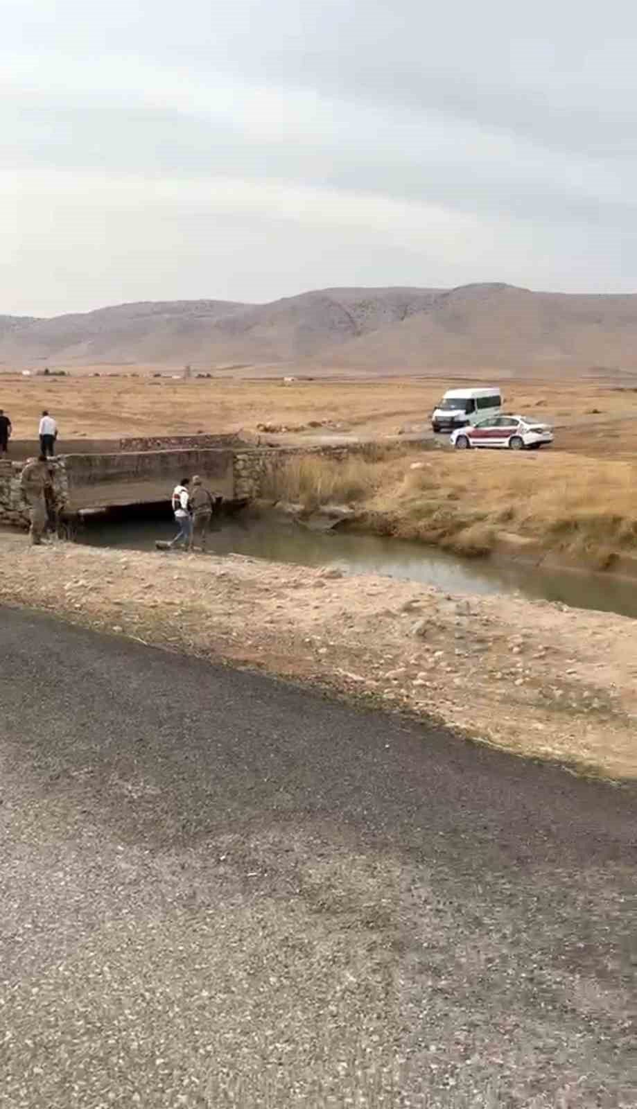 Mardin’in Nusaybin ilçesinde otomobilin yol kenarındaki su kanalına düşmesi sonucu